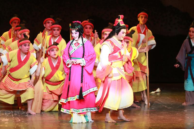 8月15日，《孟姜女传奇》进京演出